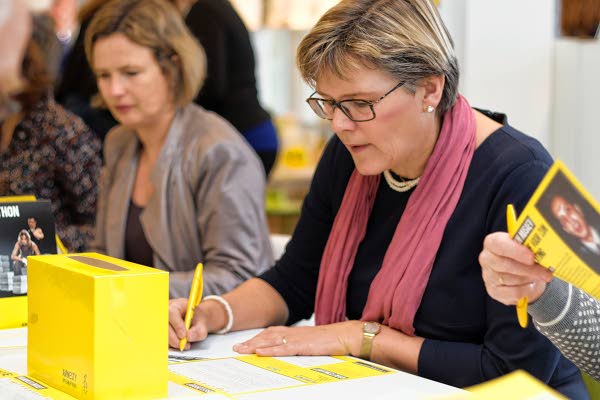 Burgemeester Cnossen start schrijfactie Amnesty Woudenberg